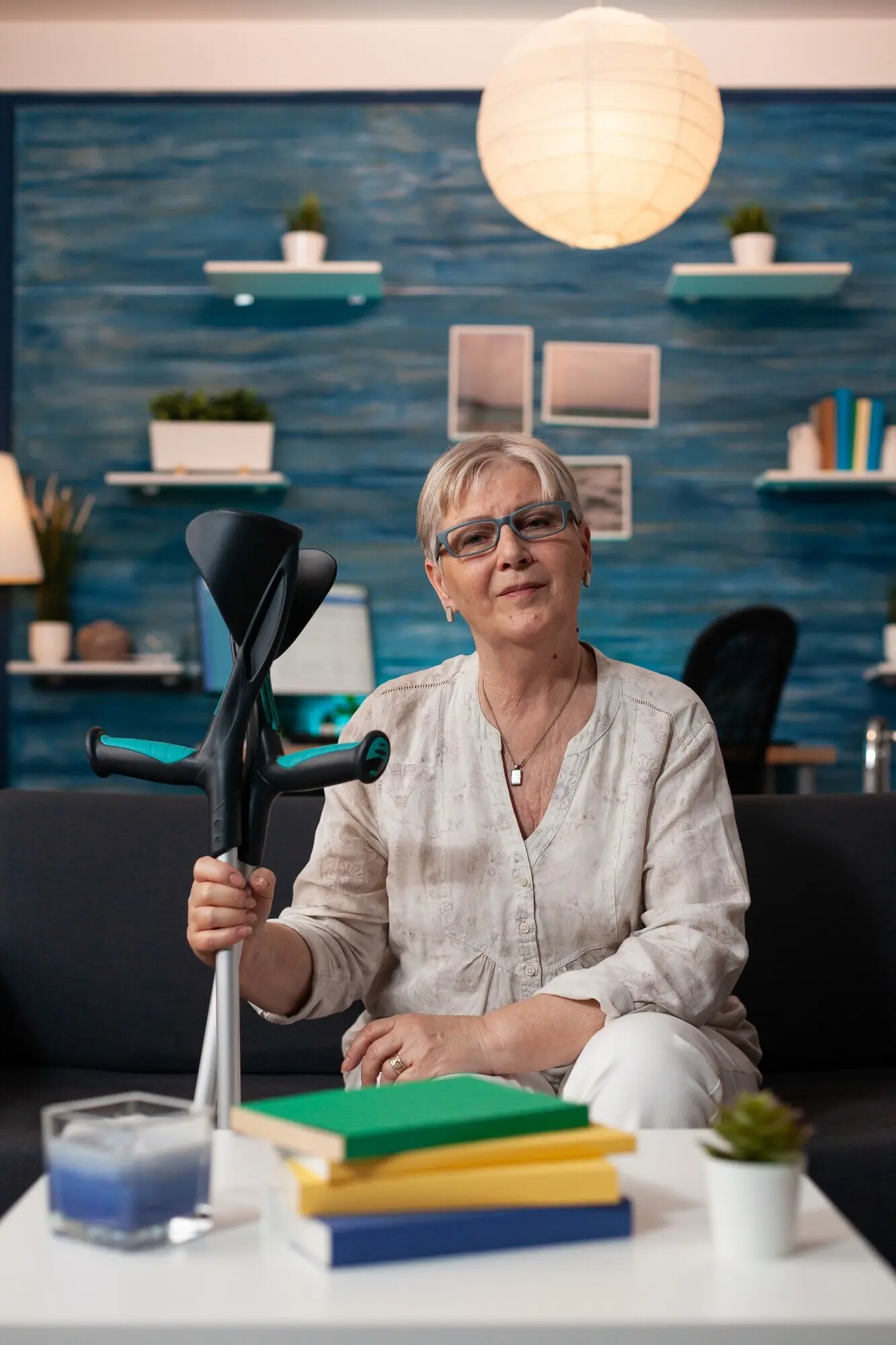 リビングルームのソファに座っている退職した高齢の女性